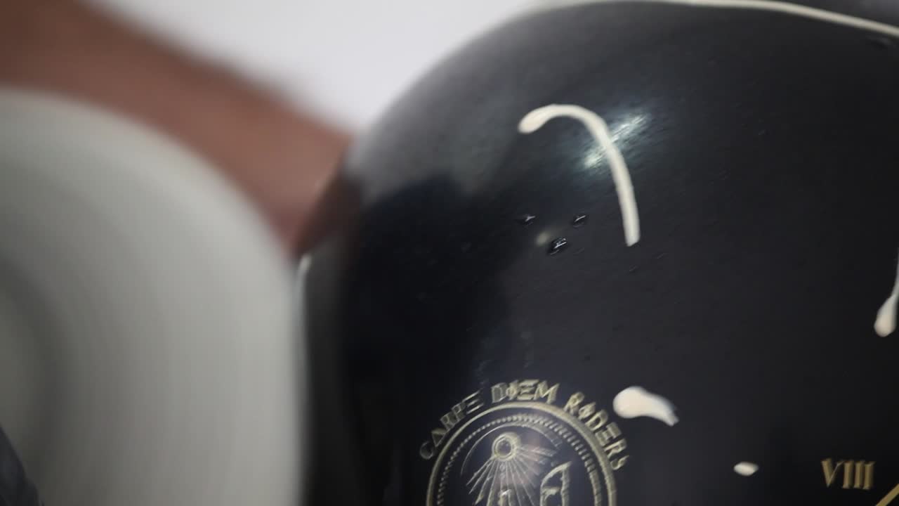 새로운 검은색 모터사이클 헬 ⁇ 의 표면을  ⁇ 는 기계적 버퍼의  ⁇ 드홀드  ⁇