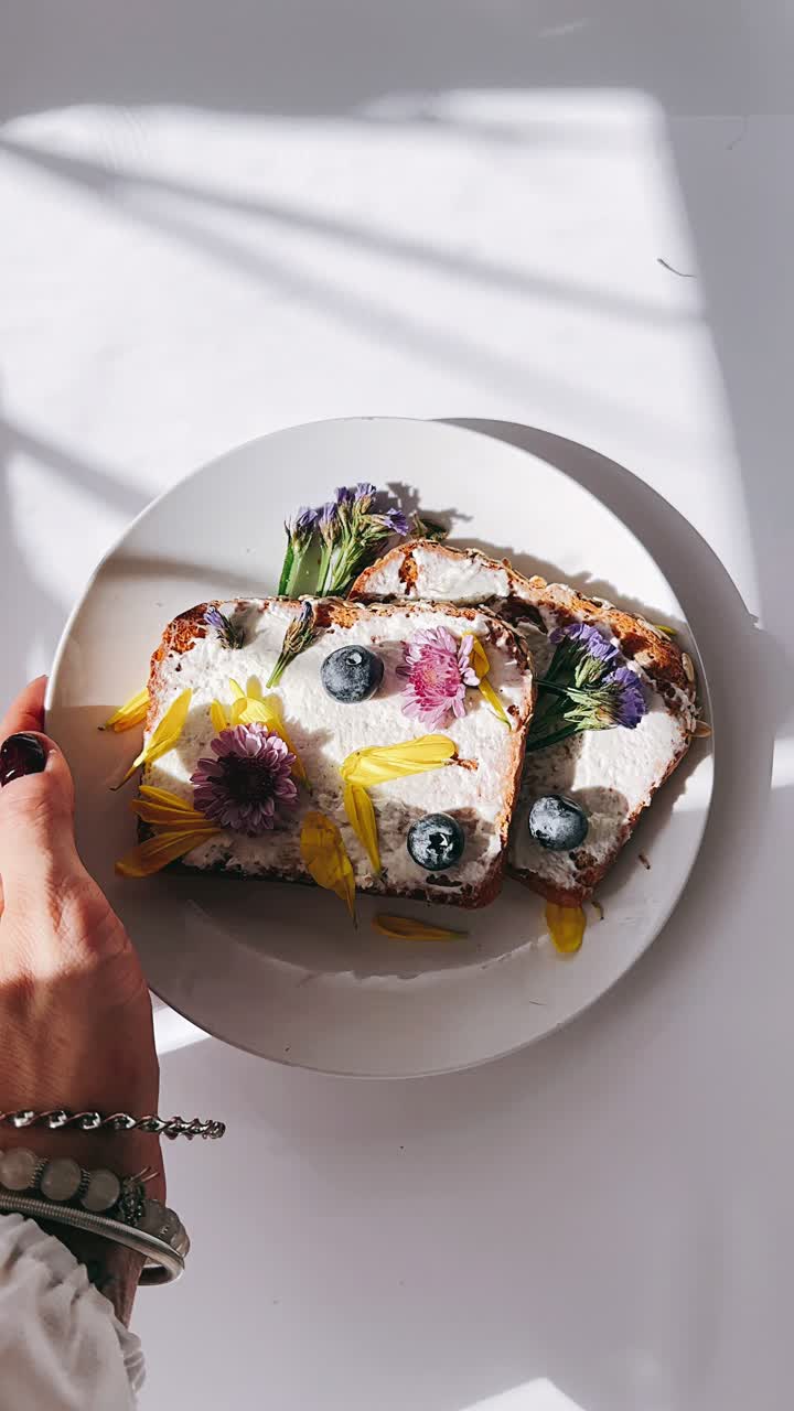 pan floral con queso cremoso y bayas