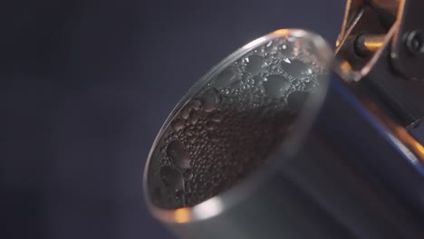 primer plano del agua caliente en la máquina de espresso