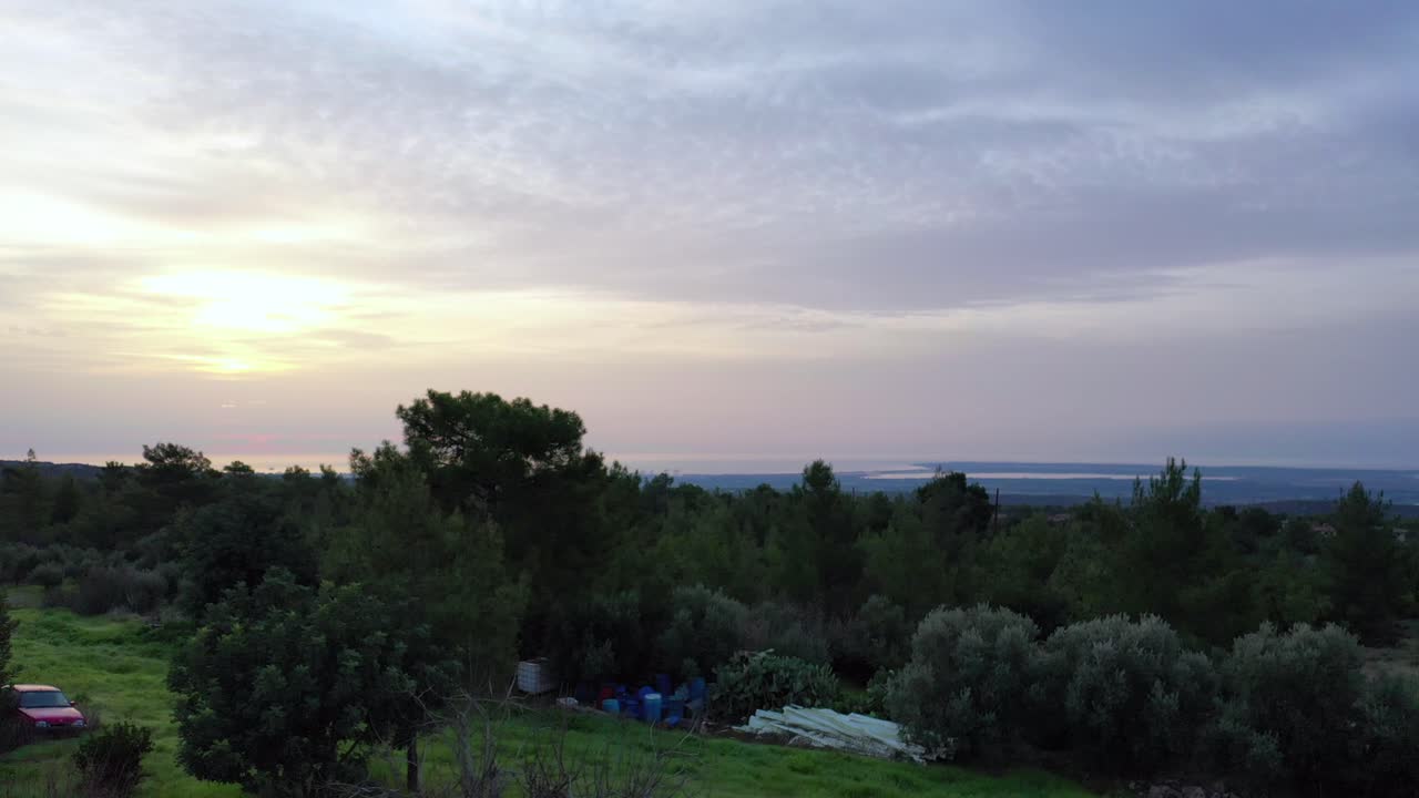 Ripresa aerea statica su un villaggio che rivela un bellissimo orizzonte a Naxos, Grecia