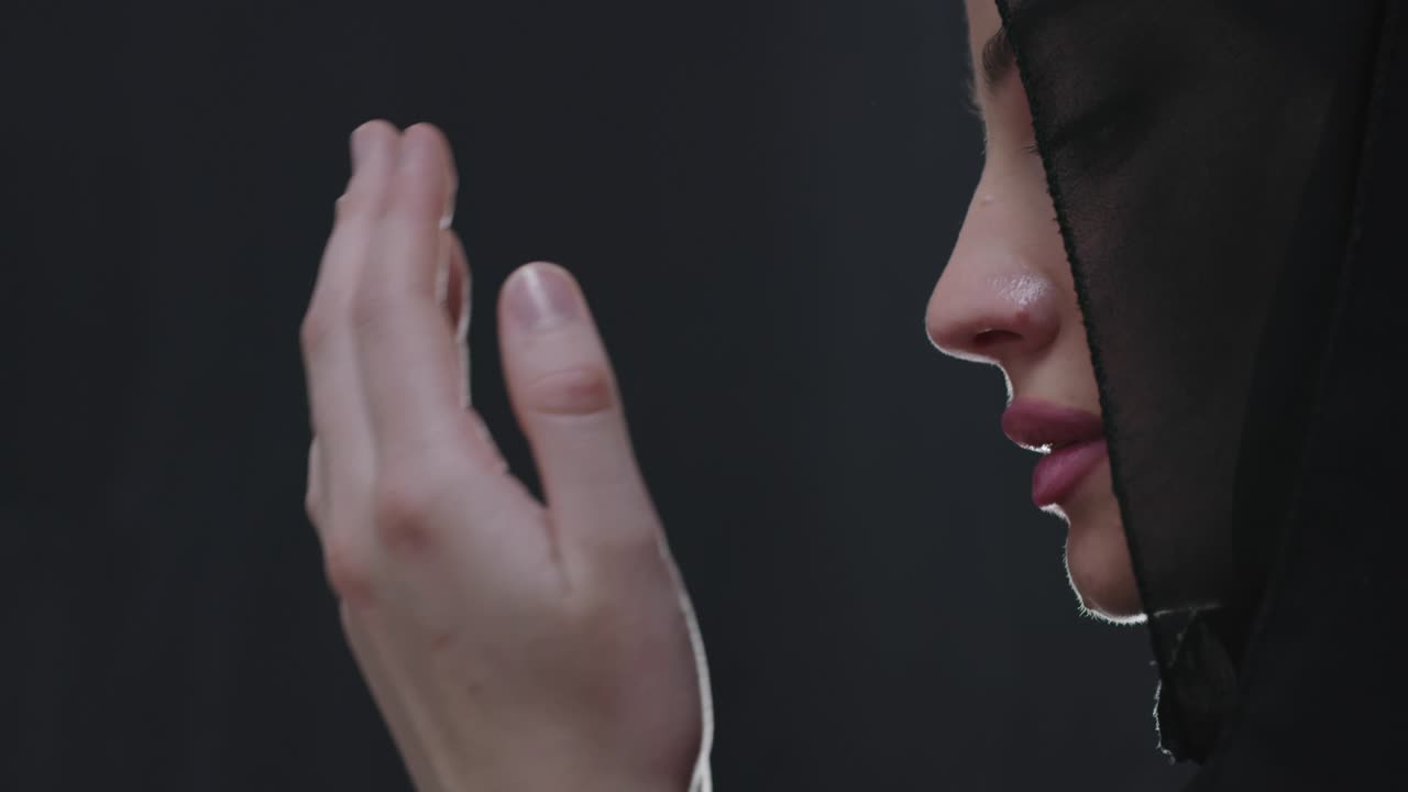 히자브 를 입고 패션 의 옷 을 입은 아름다운 무슬림 여성 이 하느님 에게 전통적 인 기도 를 하고 있는 초상화