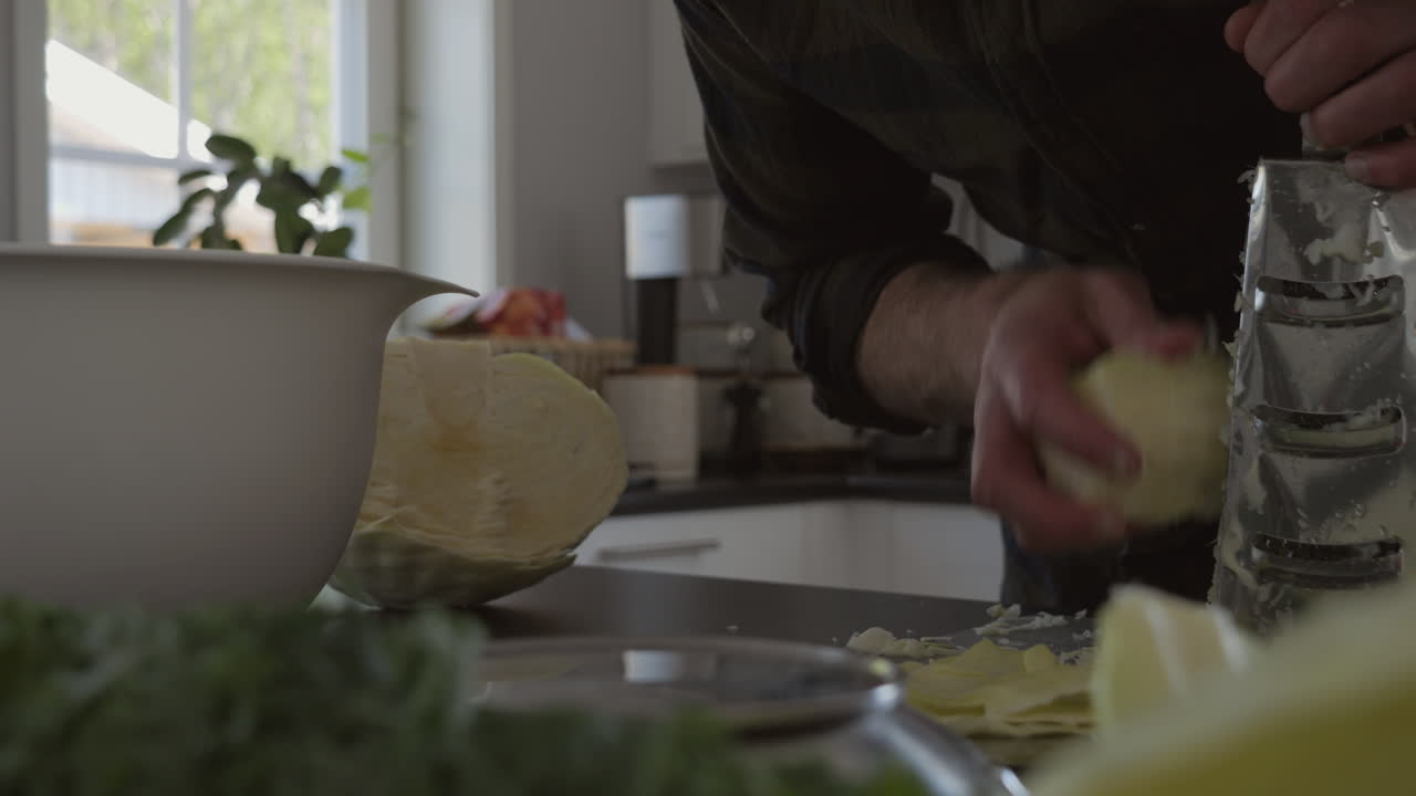 hombre triturando vegetales para fermentar en el mostrador de la cocina en casa, movimiento deslizante