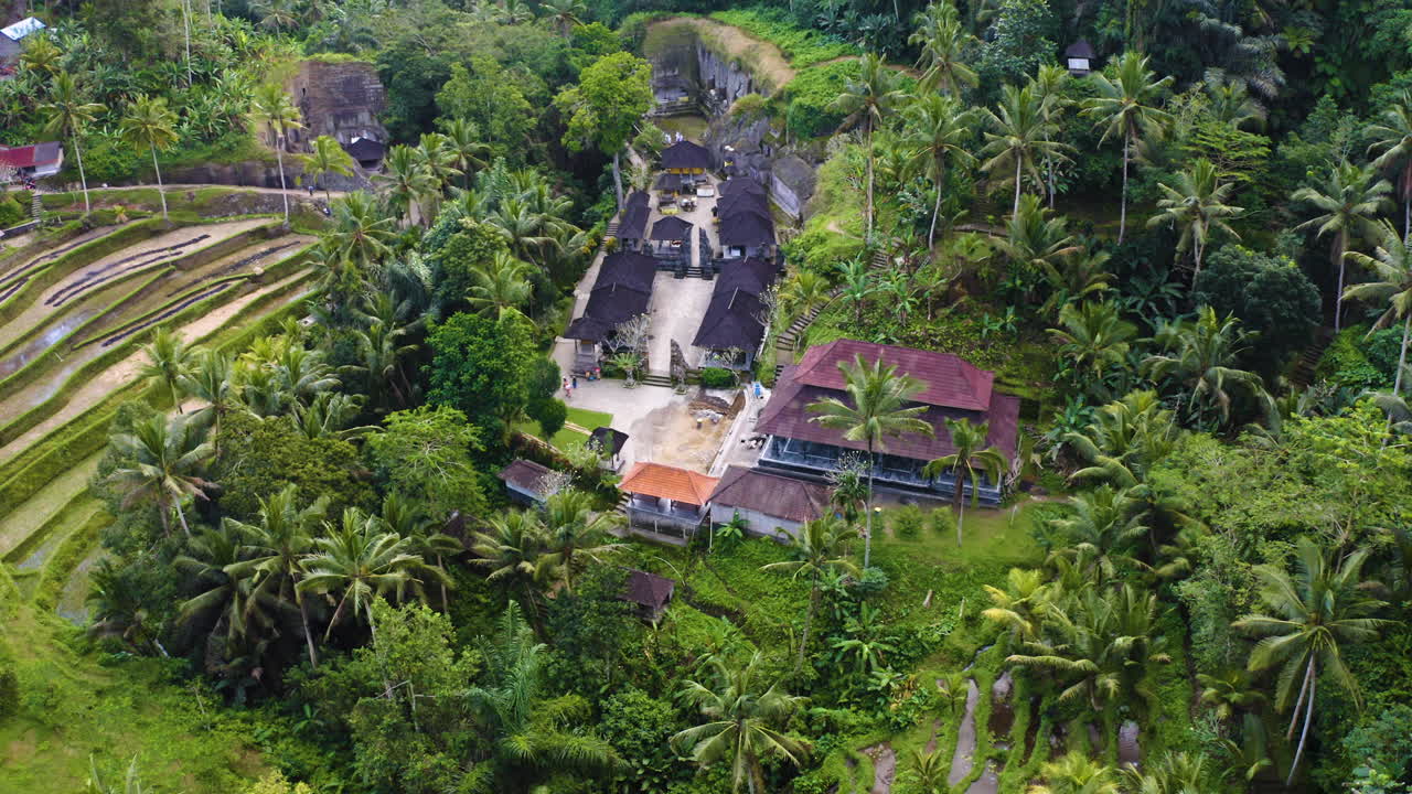 Sorvolo di un campo di riso e del Tempio di Gunung Kawi a Unud - Bali, Indonesia.
