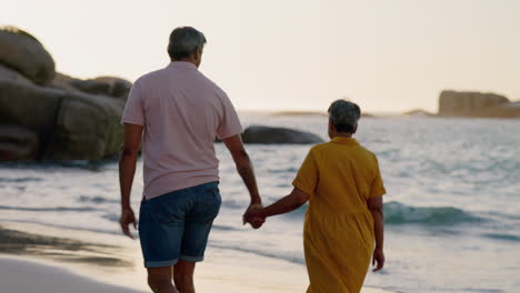 Espalda-De-Pareja,-Playa-Y-Tomados-De-La-Mano