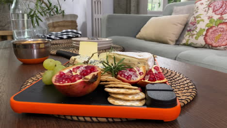 hermoso plato de queso con frutas exóticas en la mesa del sofá