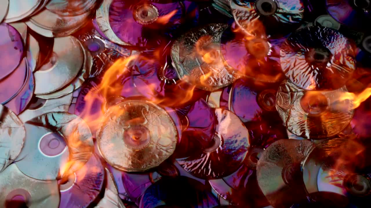 los discos compactos se derriten bajo la poderosa llama caliente del fuego