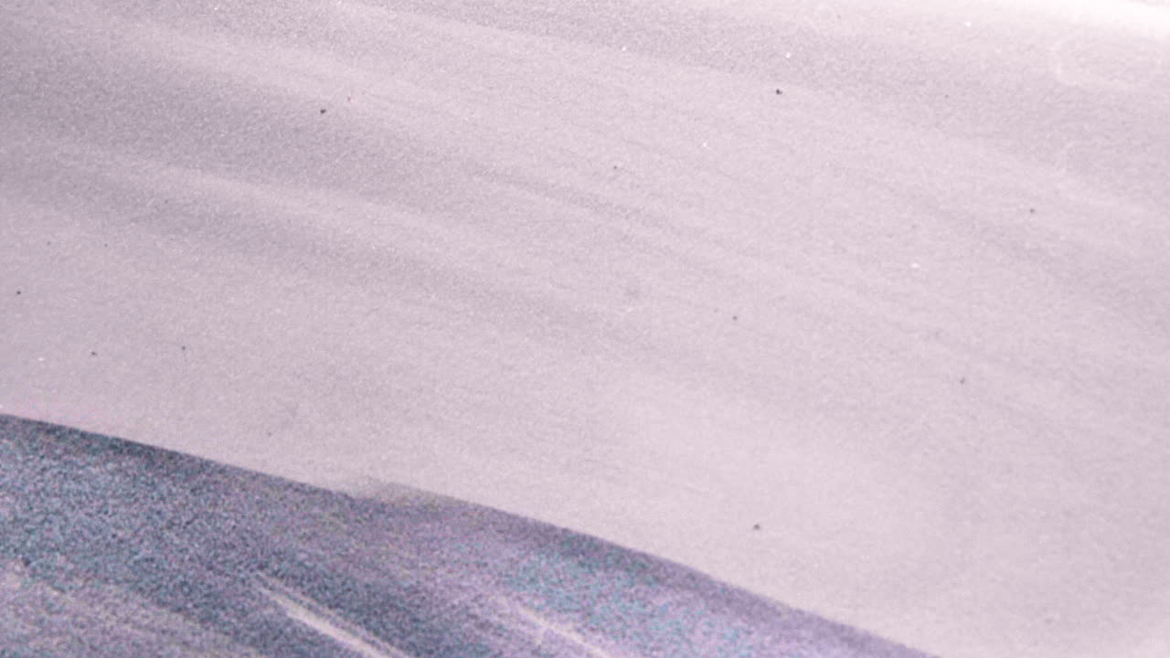 シルバー・グラフィティ・マーカー (silver graffiti marker) - グラフィティタグのクローズアップ画像を画面に映し出します