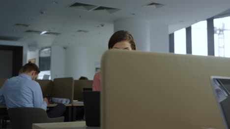 Empresaria-Mirando-En-La-Pantalla-Del-Portátil.-Trabajador-Leyendo-Buenas-Noticias-En-La-Computadora