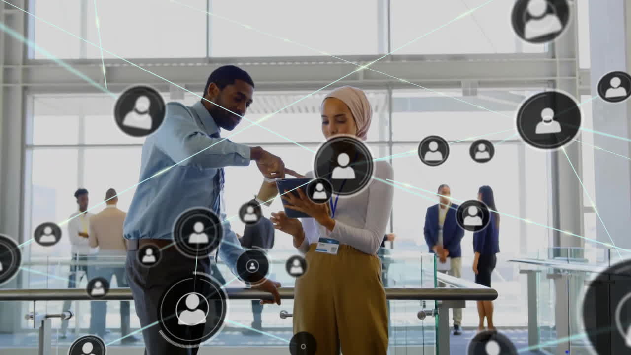 animación de la red de conexiones con iconos sobre diversas personas de negocios en la oficina
