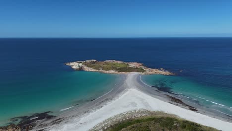 4k30 hermosa playa agua azul en tasmania australia, vista desde un avión no tripulado