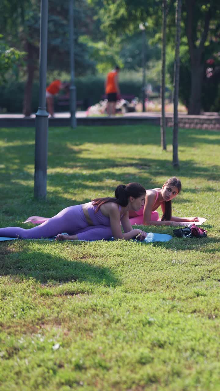 mujeres practicando yoga en el parque