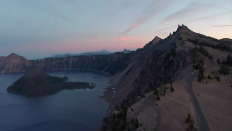 Toma-Aérea-Descendente-Sobre-El-Lago-Crater-Oregon-Al-Atardecer