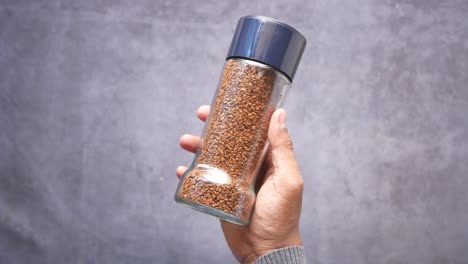 Men-holding-a-coffee-powder-jar-on-table