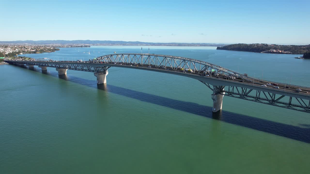 교통 이 있는 다리 의 공중 사진