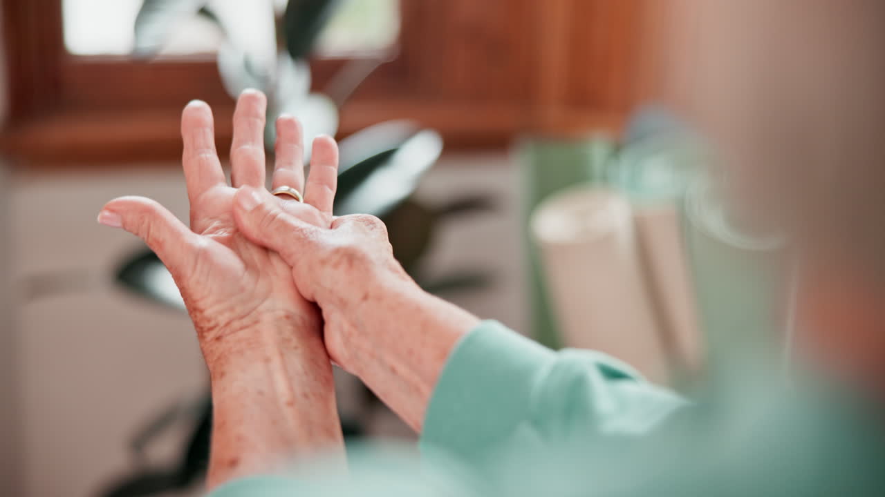 가정, 고령 여성 및 관절염과 함께 손목 통증