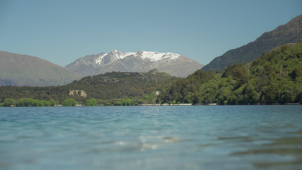 wakatipu 호수, 먼 산맥, 뉴질랜드의 윌슨 베이 표면에 작은 파도