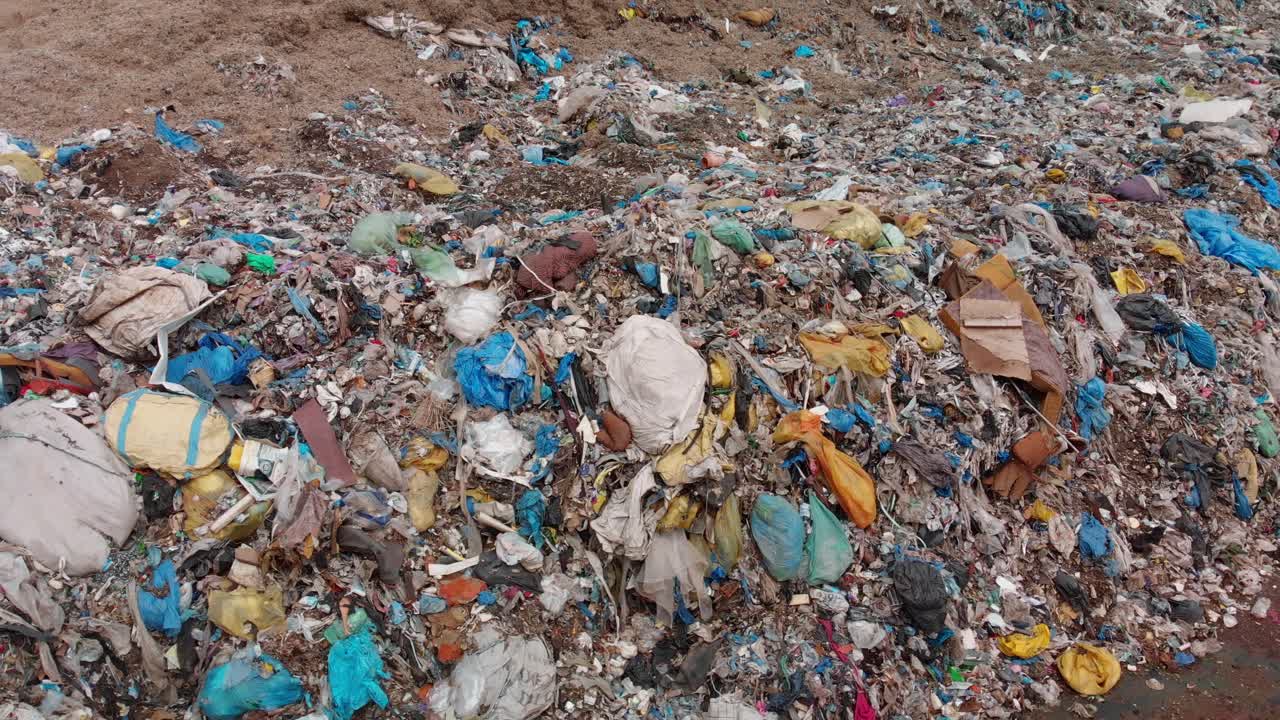 círculo aéreo sobre una gran pila de basura plástica en un vertedero