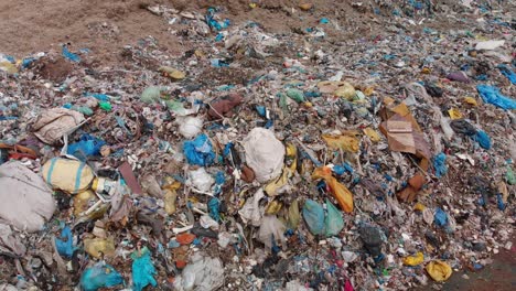 círculo aéreo sobre una gran pila de basura plástica en un vertedero