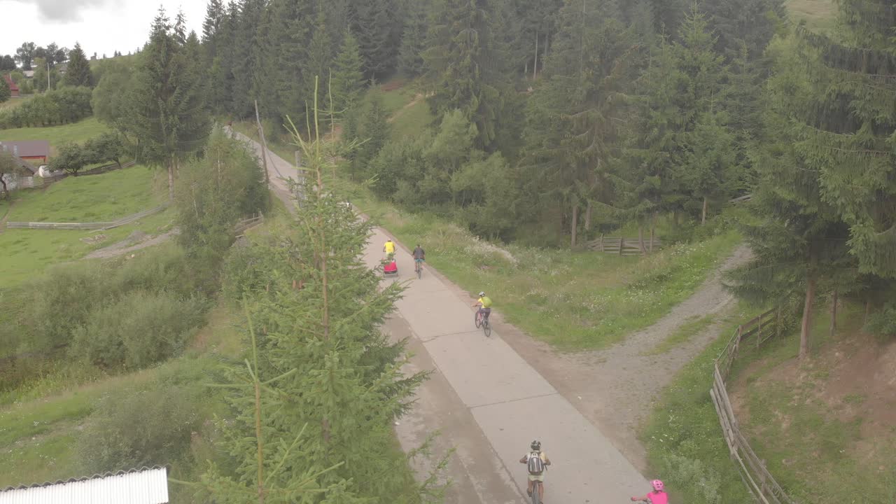 статичный снимок воздушного пространства "тура ку копачи", велогонки в колибите, румыния, с велосипедистами на дороге