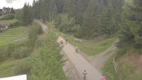 Toma-Estática-Aérea-De-Tura-Cu-Copaci,-Una-Carrera-Ciclista-En-Colibita,-Rumania,-Con-Ciclistas-En-La-Carretera