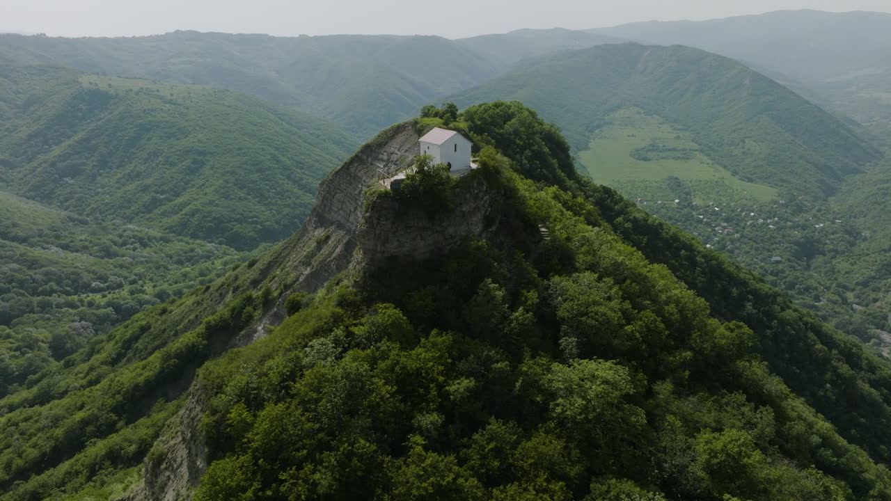 pequeña casa en el paisaje georgiano, escondida del mundo en la naturaleza salvaje