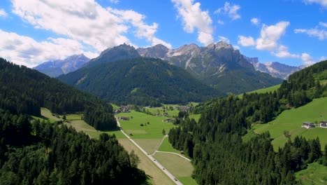 Vista-Panorámica-Del-Hermoso-Paisaje-De-Los-Alpes