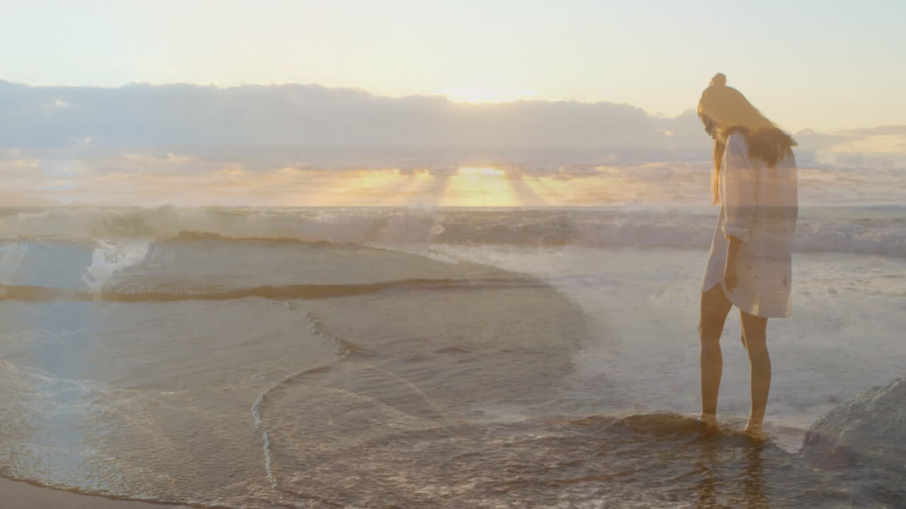 해변에 서 있는 여자 4k