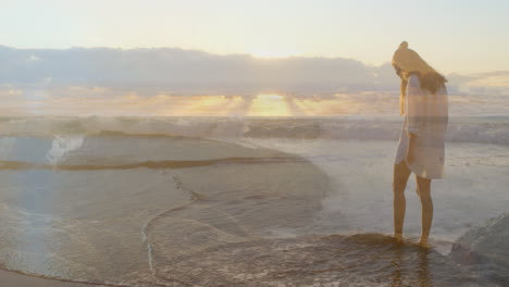 mujer de pie en la playa 4k