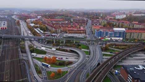 Vista-Aérea-De-Vías-De-Tren-Vacías-Con-La-Extensión-E20-Compartida-Con-La-Carretera-E6-En-Gotemburgo,-Suecia