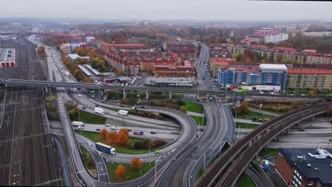 vista aérea de vías de tren vacías con la extensión e20 compartida con la carretera e6 en gotemburgo, suecia