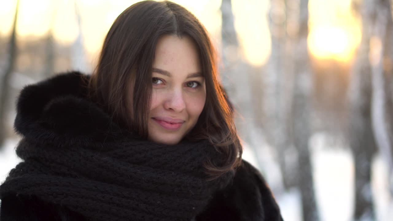 Mujer en bosque de invierno