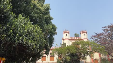toma cinematográfica de una fortaleza antigua de la era británica en el colegio de ingeniería de shibpur durante la tarde en kolkata, india