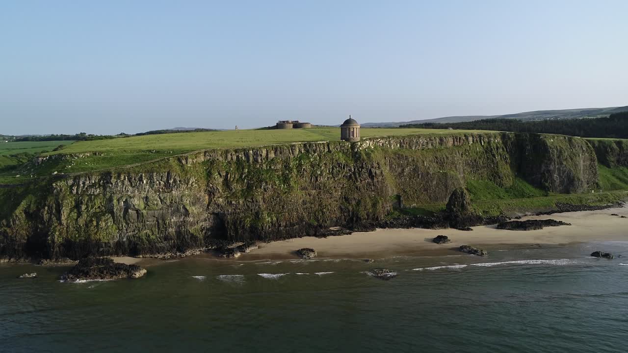vista aérea de un hito histórico en un acantilado sobre el océano atlántico, el templo de mussenden y la finca demesne cuesta abajo, irlanda del norte, reino unido, disparo de drones de 60 fps