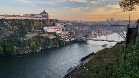 Oporto-Vista-Matutina-Del-Río-Y-El-Puente.