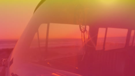 animación del cazador de sueños moviéndose en una furgoneta con tonalidad de amarillo a rojo con puesta de sol en el fondo