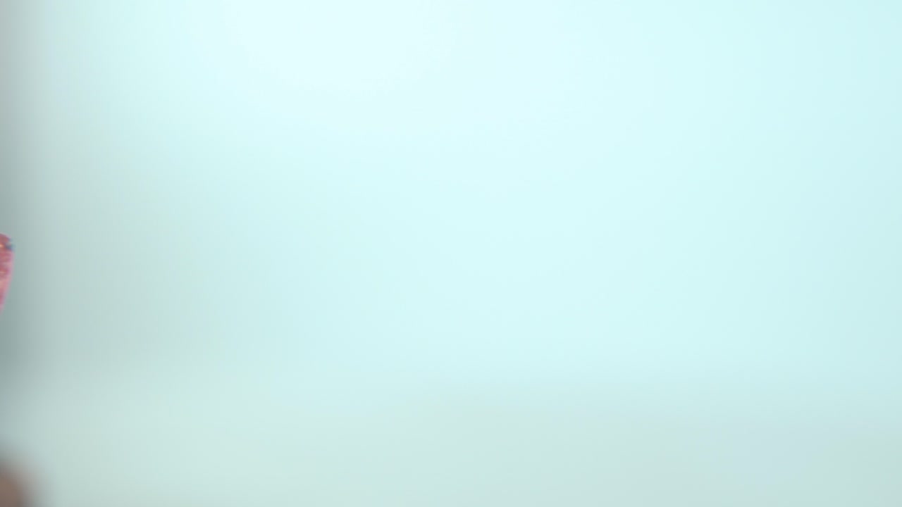 macro tomada de ensueño de una estatua de cleopatra con alas abiertas, profundidad de campo nebulosa, el antiguo egipto reina de los reyes, gobernante histórico egipcio, obra de arte antigua de una diosa, girando 4k video pan izquierda