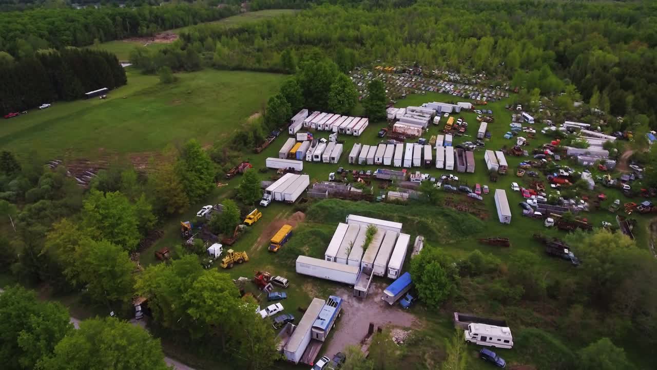오래된 자동차, 트레일러, 건설 장비로 가득 찬 버려진 폐기물 창고의 을 꺼내