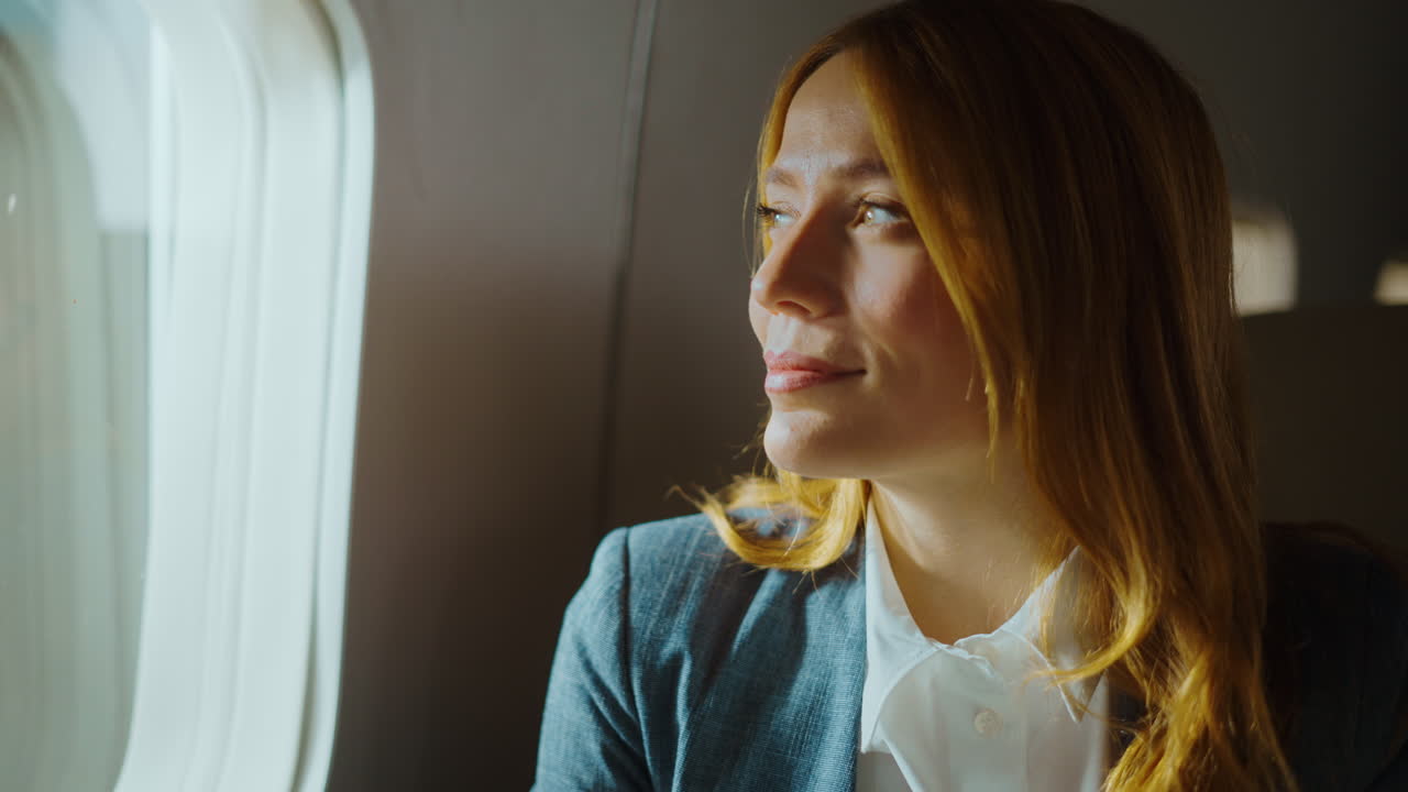 Donna d'affari su un jet privato