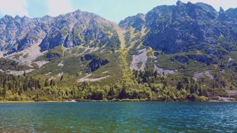 pan de lapso de tiempo del lago de montaña glacial popradske pleso en las altas tartas, eslovaquia