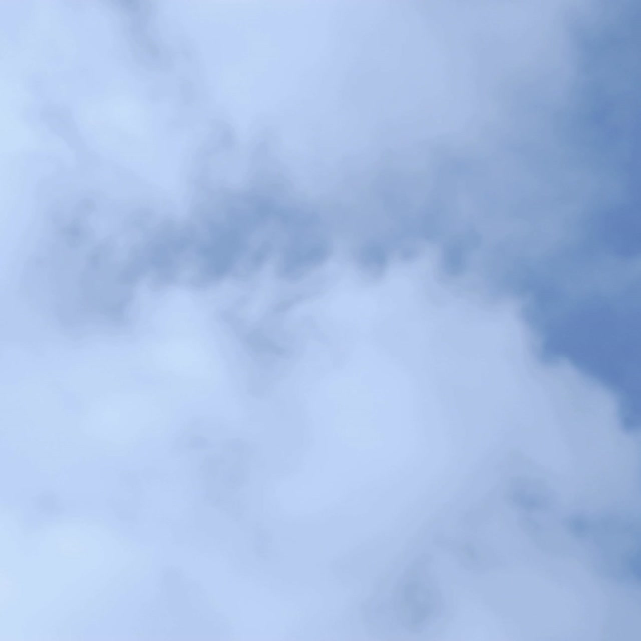 구름은 하늘을 가로질러 빠르게 움직인다