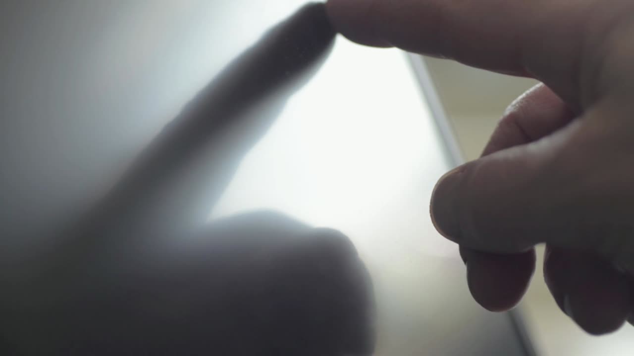 손가락으로 모니터를 스캔