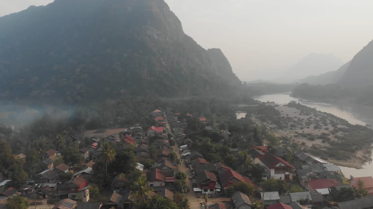 Ampia inquadratura aerea del villaggio di Muang Ngoy in Laos all'alba