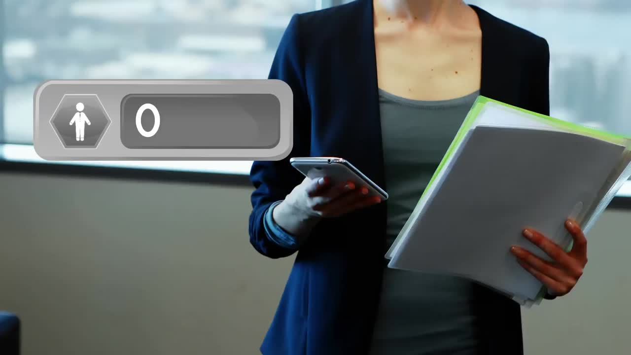 mujer sonriendo mientras envía mensajes de texto