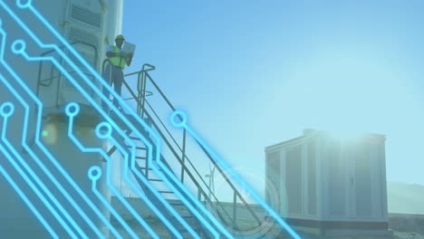 animación del procesamiento de datos de la placa base sobre ingeniero masculino usando tableta en los escalones de la turbina eólica