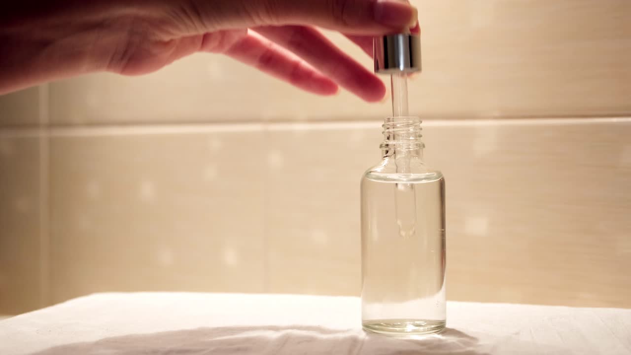 aplicación de suero con gotero