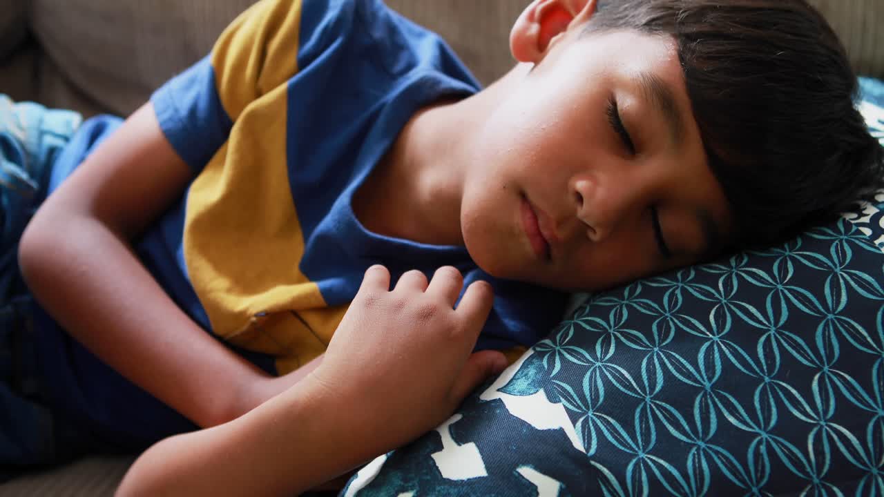 소파에서 잠을 자는 귀여운 소년 4k