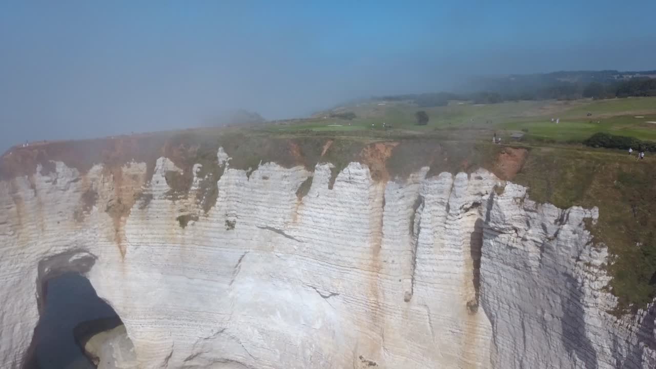 vista aérea de los acantilados de etretat, francia