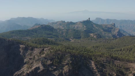 Hermosa-Toma-De-Drones-De-Un-Panorama-Montañoso-Con-Bosque-Desde-El-Pico-De-Las-Nieves-Hasta-El-Roque-Nublo,-Gran-Canaria