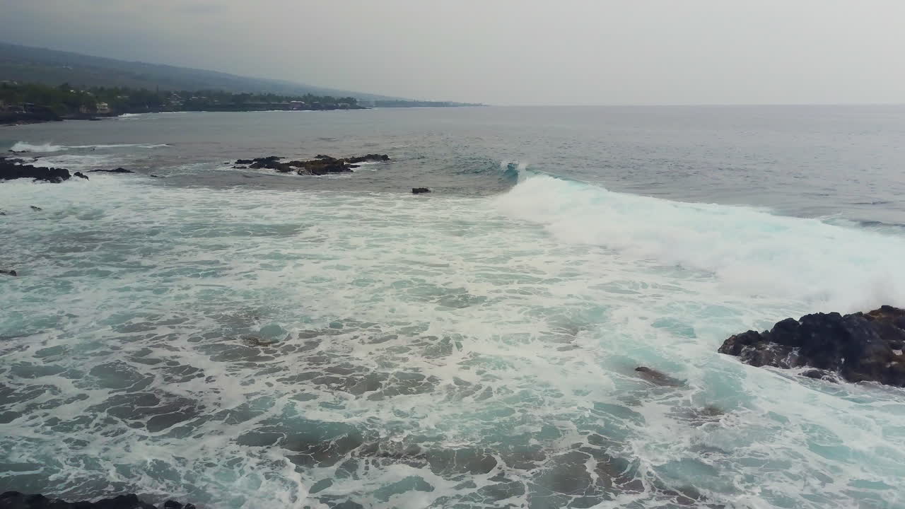 antena de la playa hawaiana rocosa