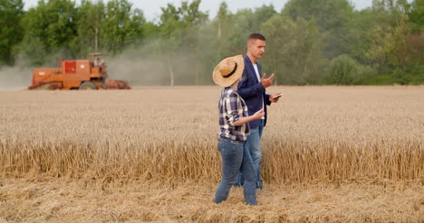 agricultor hablando con un hombre de negocios en la cosecha 3